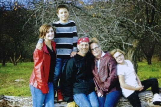 41516544_1566519032975067_r